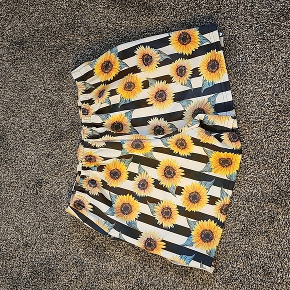 🌻🌻🌻 Boho Crazy Train Fringe Sunflower Shorts🌻🌻🌻 Size Large - Picture 4 of 8